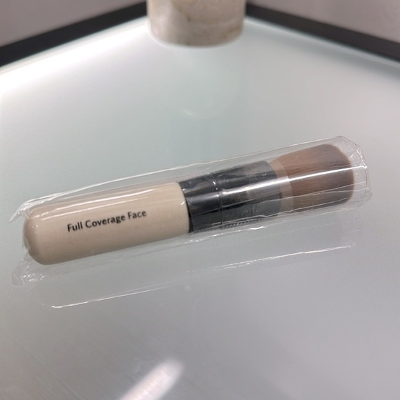 Bobbi Brown Full Coverage Face Brush 🌷 - Picture 2 of 2